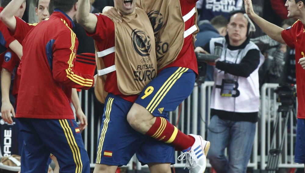 Los jugadores españoles celebran la victoria ante Rusia