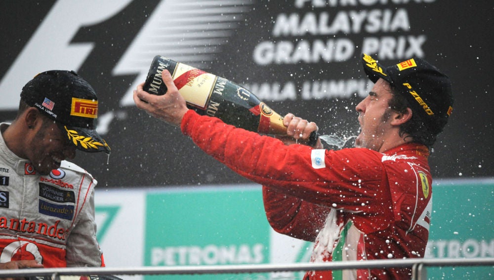 Hamilton y Alonso, en el podio de Sepang