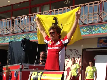 Alonso festeja el triunfo Alonso festeja el triunfo