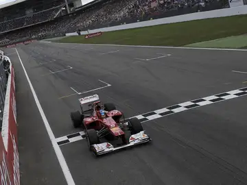 Alonso llega primero a meta Alonso llega primero a meta