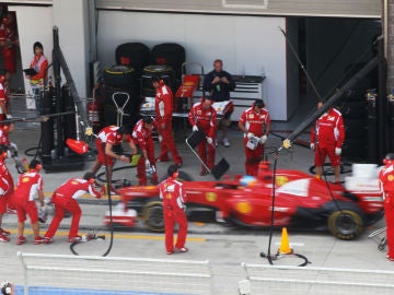 Alonso realiza un pit stop