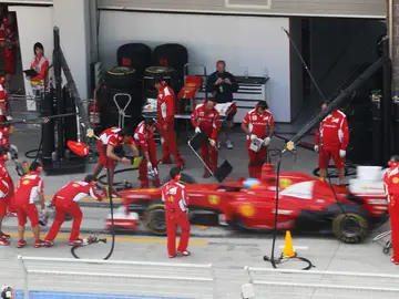 Alonso realiza un pit stop Alonso realiza un pit stop