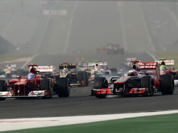 Alonso y Button luchan en pista