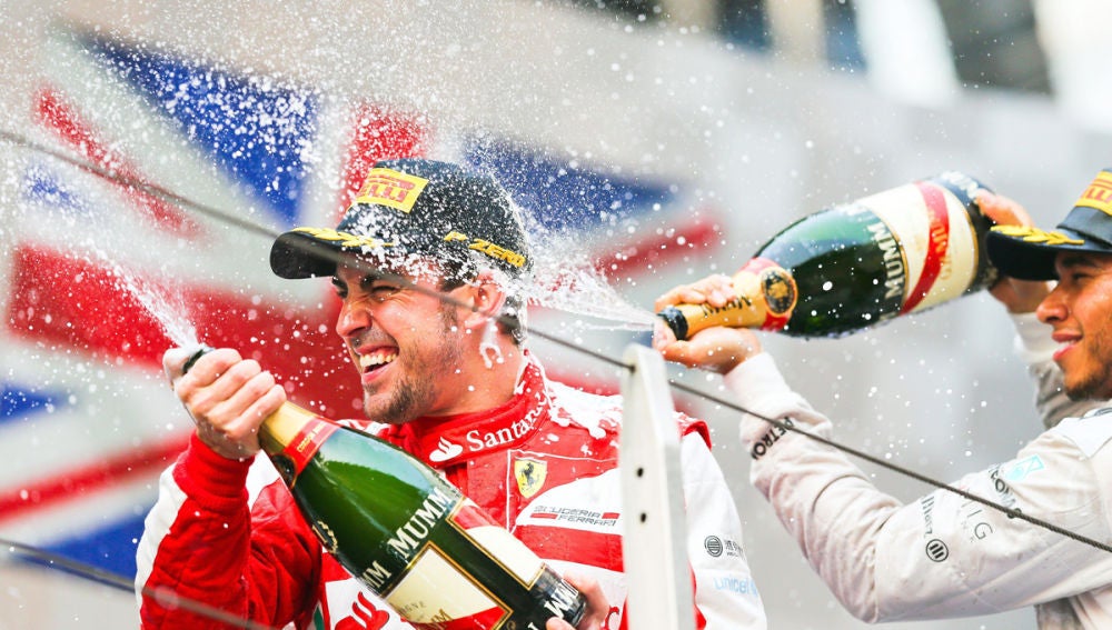 Alonso celebra su victoria en China