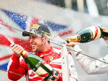 Alonso celebra su victoria en China Alonso celebra su victoria en China