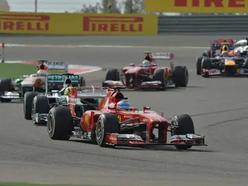 Alonso rueda con el alerón trasero abierto Alonso rueda con el alerón trasero abierto