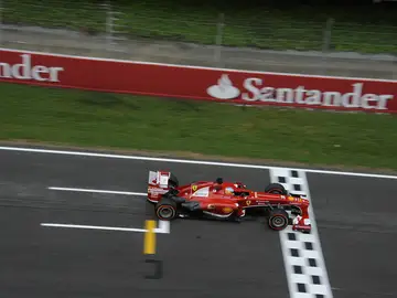 Alonso pasa por meta Alonso pasa por meta