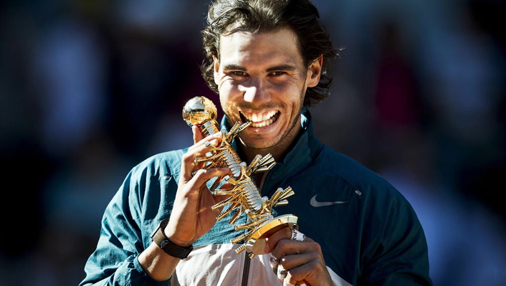 Nadal mordió el trofeo del Mutua Madrid Open 2013