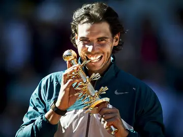Nadal mordió el trofeo del Mutua Madrid Open 2013 Nadal mordió el trofeo del Mutua Madrid Open 2013