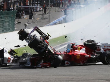 Grosjean pasa por encima de Alonso en 2012