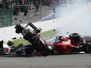 Grosjean pasa por encima de Alonso en 2012 Grosjean pasa por encima de Alonso en 2012