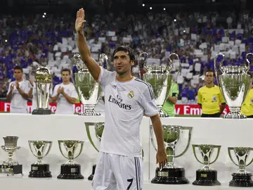 Raúl saluda a la afición del Bernabéu Raúl saluda a la afición del Bernabéu