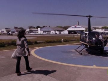 Alejandra Andrade se sube a un helicóptero
