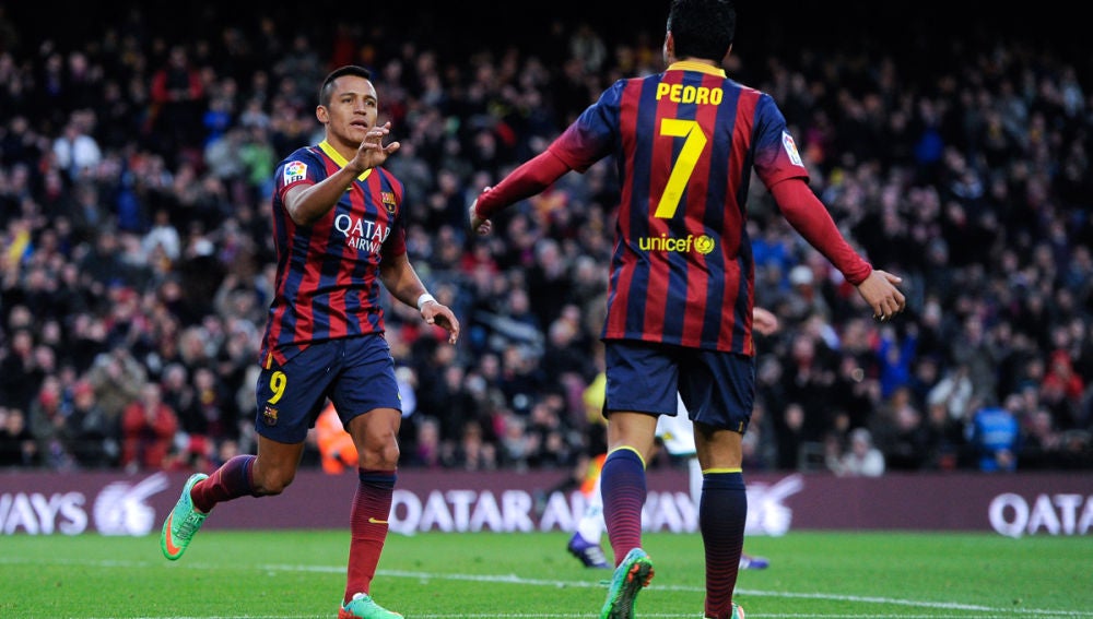 Alexis y Pedro celebran un gol ante el Elche en la primera vuelta