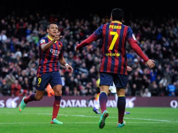 Alexis y Pedro celebran un gol ante el Elche en la primera vuelta