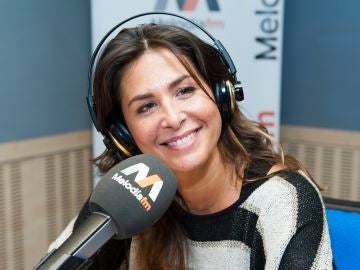 Nuria Roca en el estudio de Melodía FM