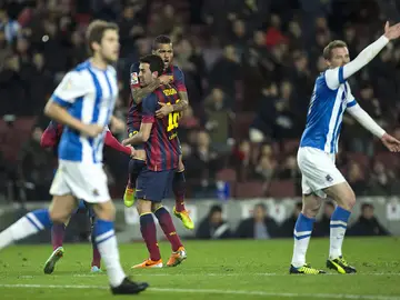 Busquets celebra su gol ante la indignación de la Real Busquets celebra su gol ante la indignación de la Real
