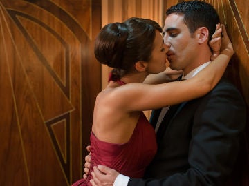Ana y Alberto se besan en el ascensor