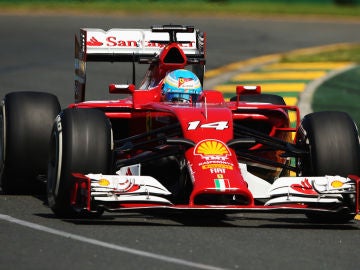 Alonso muestra el F14T en Albert Park