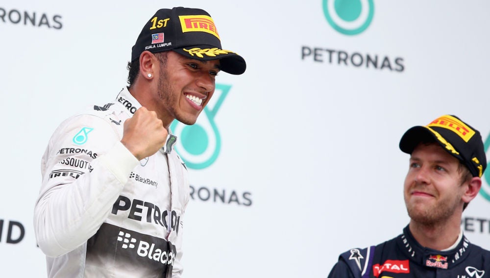 Hamilton celebra su victoria delante de Vettel