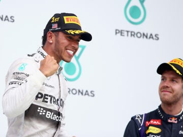 Hamilton celebra su victoria delante de Vettel