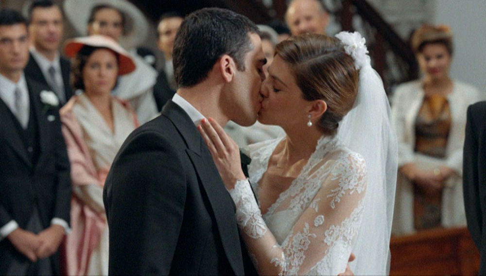 Cristina besa a Alberto