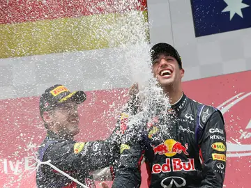 Ricciardo se baña en champán Ricciardo se baña en champán