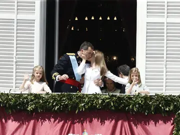 La Reina besa al Rey en el balcón La Reina besa al Rey en el balcón