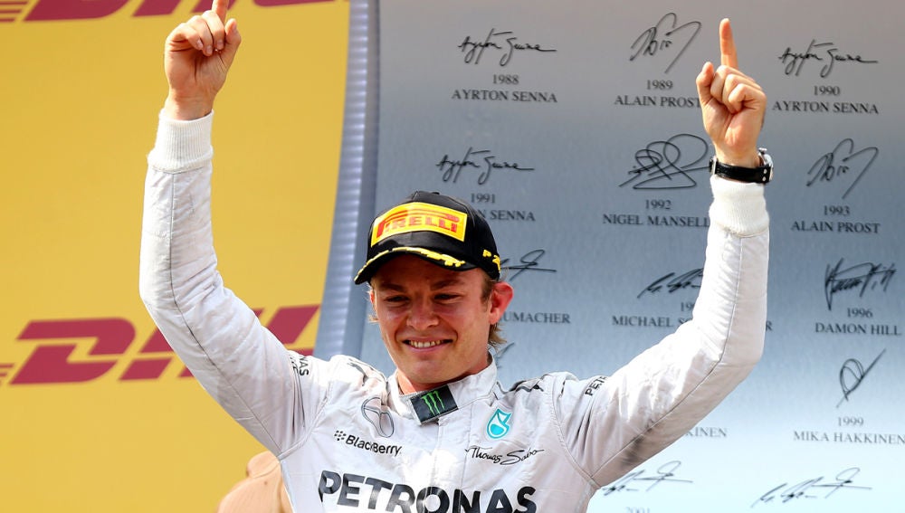 Rosberg celebra la victoria en el podio