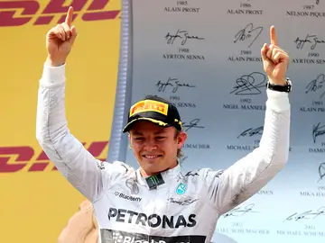 Rosberg celebra la victoria en el podio Rosberg celebra la victoria en el podio