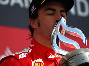 Fernando Alonso besa un trofeo en el podio Fernando Alonso besa un trofeo en el podio