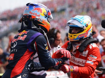 Alonso saluda a Ricciardo
