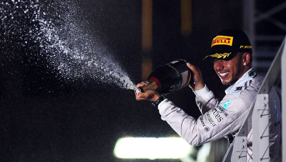 Hamilton, con el champán de la victoria