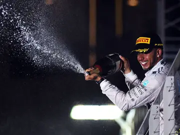 Hamilton, con el champán de la victoria Hamilton, con el champán de la victoria