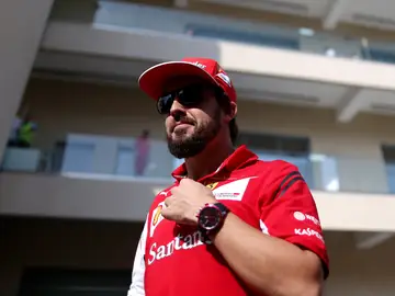 Fernando Alonso pasea por Abu Dabi Fernando Alonso pasea por Abu Dabi