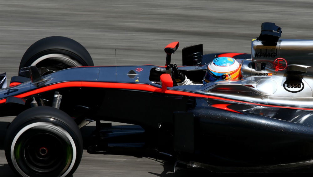 Fernando Alonso luce el plata en Sepang