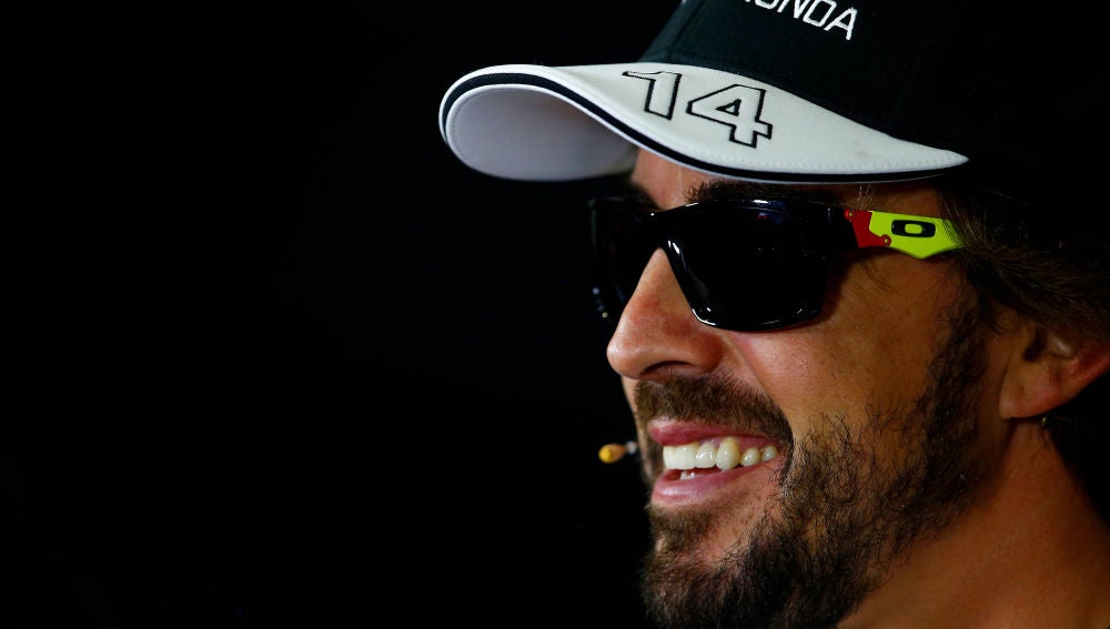 Alonso, con gafas de sol