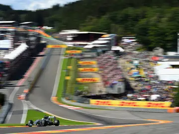 Lewis Hamilton traza la mítica curva Eau Rouge Lewis Hamilton traza la mítica curva Eau Rouge