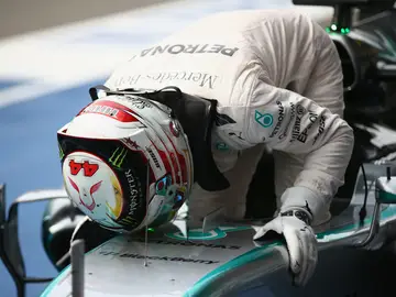 Hamilton besa el Mercedes Hamilton besa el Mercedes