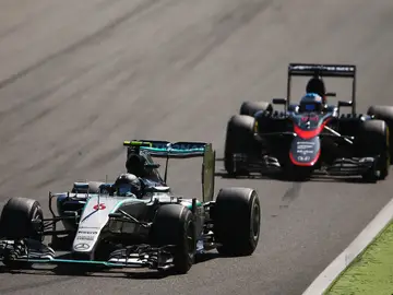 Fernando Alonso, detrás de Nico Rosberg Fernando Alonso, detrás de Nico Rosberg