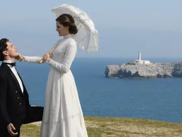 Alicia y Julio en 'Gran Hotel' frente al Faro de la Isla de Mouro (Santander) Alicia y Julio en 'Gran Hotel' frente al Faro de la Isla de Mouro (Santander)
