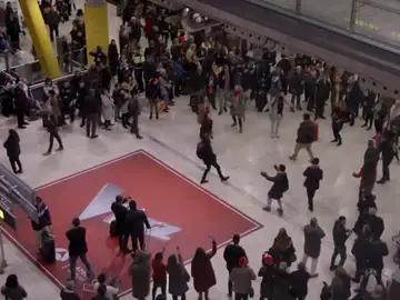 ‘La Voz’ sorprende con una performance en el aeropuerto de Madrid antes de su estreno en Antena 3 ‘La Voz’ sorprende con una performance en el aeropuerto de Madrid antes de su estreno en Antena 3