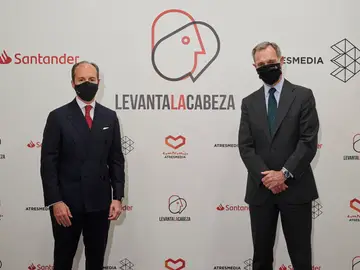 Rami Aboukhair, consejero delegado de Santander España, y Silvio González, consejero delegado de Atresmedia, han firmado hoy la renovación del acuerdo de colaboración entre ambas entidades Rami Aboukhair, consejero delegado de Santander España, y Silvio González, consejero delegado de Atresmedia, han firmado hoy la renovación del acuerdo de colaboración entre ambas entidades
