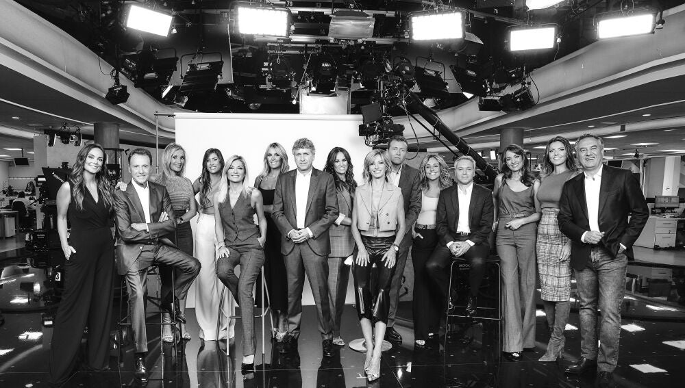 Presentadores de Antena 3 Noticias con el director Santiago González