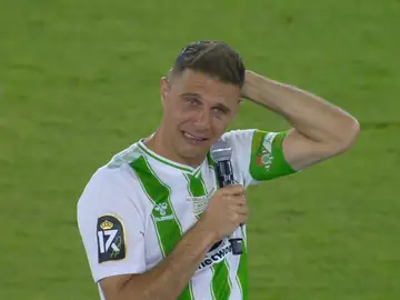 Joaquín se rompe al despedirse de la afición del Betis Joaquín se rompe al despedirse de la afición del Betis