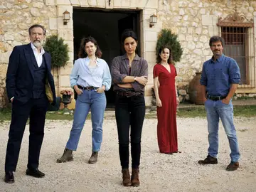 Antena 3 ya rueda la segunda temporada de su exitosa serie ‘Entre Tierras’ Antena 3 ya rueda la segunda temporada de su exitosa serie ‘Entre Tierras’