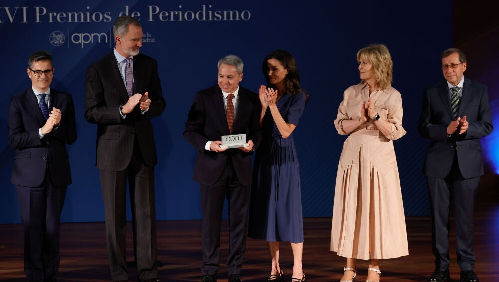 Los reyes Felipe y Letizia entregan el Premio APM al Mejor Periodista del A&ntilde;o 2024 a Vicente Vall&eacute;s, director y presentador de Noticias 2 en Antena 3