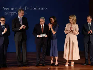 Los reyes Felipe y Letizia entregan el Premio APM al Mejor Periodista del Año 2024 a Vicente Vallés, director y presentador de Noticias 2 en Antena 3 Los reyes Felipe y Letizia entregan el Premio APM al Mejor Periodista del Año 2024 a Vicente Vallés, director y presentador de Noticias 2 en Antena 3