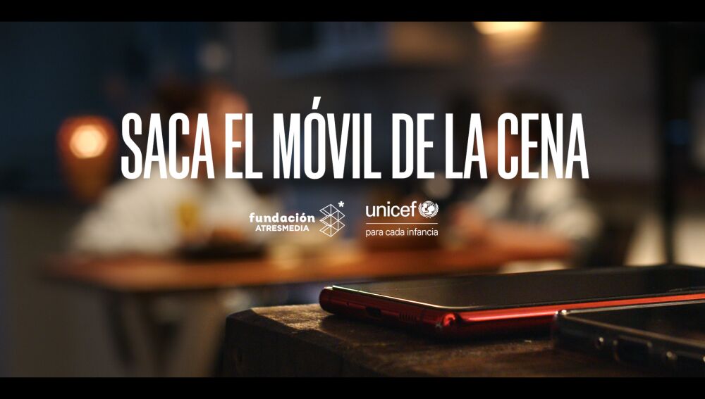 Saca el móvil de la cena