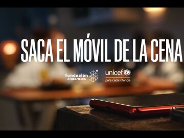Saca el móvil de la cena